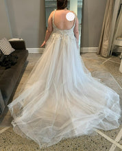 Load image into Gallery viewer, Hayley Paige &#39;Lauren Gown&#39; wedding dress size-20 NEW
