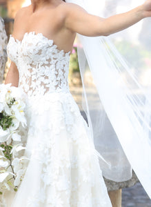Maria Farabinni 'Elise' size 4 used wedding dress side view on bride
