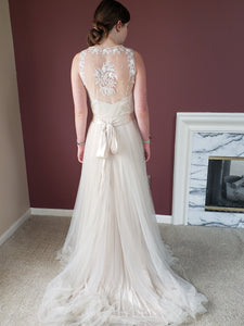 BHLDN 'Onyx' size 4 new wedding dress back view on bride