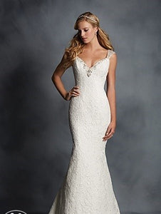 Alfred Angelo '2524' size 6 new wedding dress front view on model