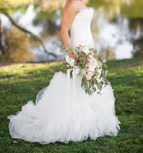 Load image into Gallery viewer, Pronovias &#39;Duende&#39; size 4 used wedding dress side view on bride
