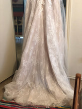 Load image into Gallery viewer, Elizabeth Layne &#39;Kaleigh&#39; wedding dress size-16 NEW

