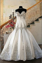 Load image into Gallery viewer, Stephen Yearick &#39;13239&#39; size 6 new wedding dress front view on mannequin
