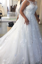 Load image into Gallery viewer, Custom &#39;Sarah&#39; size 8 new wedding dress side view on model
