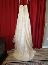 Load image into Gallery viewer, David&#39;s Bridal &#39;Sweetheart A-Line Tulle and Lace Wedding Dress&#39; wedding dress size-08 PREOWNED
