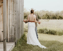 Load image into Gallery viewer, Allure Bridals &#39;KennedyF165&#39; wedding dress size-08 PREOWNED
