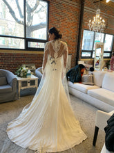 Load image into Gallery viewer, Pronovias &#39;Garni&#39; wedding dress size-06 SAMPLE
