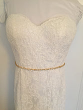 Load image into Gallery viewer, Demetrios &#39;1443&#39; size 4 used wedding dress front view close up
