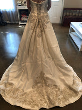 Load image into Gallery viewer, Oleg Cassini &#39;Cwg436&#39; wedding dress size-04 PREOWNED
