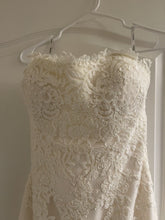 Load image into Gallery viewer, Enzoani &#39;Dakota&#39; wedding dress size-10 PREOWNED
