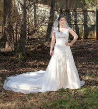 Load image into Gallery viewer, Custom &#39;Custom&#39; - unknown - Nearly Newlywed Bridal Boutique - 2
