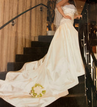 Load image into Gallery viewer, Kenneth Pool &#39;Kenneth Pool&#39; wedding dress size-02 PREOWNED
