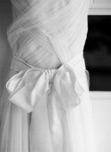 Load image into Gallery viewer, Vera Wang Silk Strapless Wedding Dress - Vera Wang - Nearly Newlywed Bridal Boutique - 4
