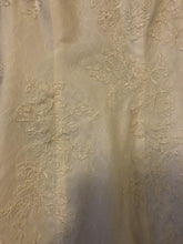 Load image into Gallery viewer, Vera Wang White &#39;Ivory Lace&#39; size 4 new wedding dress view of fabric
