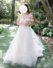 Load image into Gallery viewer, Vera Wang &#39;Camelia Gown, Veil and Blusher&#39; wedding dress size-04 PREOWNED
