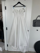 Load image into Gallery viewer, Chosen by KYHA &#39;Davis&#39; wedding dress size-02 PREOWNED
