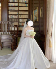 Load image into Gallery viewer, Meet True &#39;NA&#39; wedding dress size-02 PREOWNED
