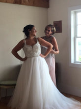 Load image into Gallery viewer, Michelle Roth &#39;Vanessasax&#39; size 12 used wedding dress front view on bride
