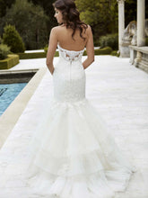 Load image into Gallery viewer, Enzoani &#39;Irvine&#39; size 4 used wedding dress back view on bride
