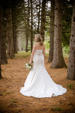 Load image into Gallery viewer, Symphony of Venus &#39;VE8119&#39; wedding dress size-10 PREOWNED
