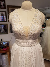 Load image into Gallery viewer, Chic Nostalgia &#39;Echo&#39; size 4 new wedding dress front view of busline
