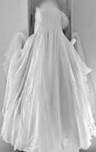 Load image into Gallery viewer, Pronovias &#39;AUREA BARCELONA&#39; wedding dress size-00 PREOWNED
