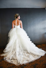 Load image into Gallery viewer, Vera Wang &#39;Odette&#39; wedding dress size-08 PREOWNED
