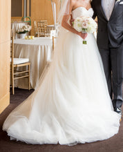 Load image into Gallery viewer, Luly Lang &#39;Custom&#39; size 2 used wedding dress side view on bride
