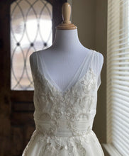 Load image into Gallery viewer, Alyne &#39;Morgan&#39; wedding dress size-00 NEW
