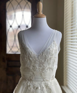 Alyne 'Morgan' wedding dress size-00 NEW