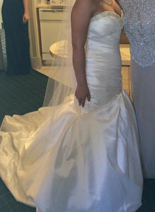 Enzoani 'Mermaid' size 12 used wedding dress side view on bride