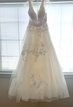 Load image into Gallery viewer, David&#39;s Bridal &#39;WG3877&#39; wedding dress size-00 NEW
