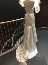 Load image into Gallery viewer, Henry Roth &#39;Custom&#39; size 4 used wedding dress back view on mannequin
