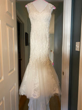 Load image into Gallery viewer, Pronovias &#39;Drina, 6929&#39; wedding dress size-02 PREOWNED
