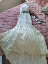 Load image into Gallery viewer, Paloma Blanca &#39;Mermaid&#39; wedding dress size-02 PREOWNED

