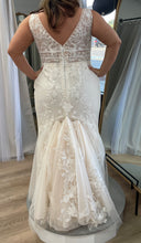 Load image into Gallery viewer, Maggie Sottero &#39;Angie 21RT377 &#39; wedding dress size-16 PREOWNED
