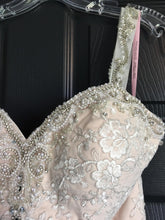 Load image into Gallery viewer, Da Vinci &#39;31E50353&#39; size 6 new wedding dress front view close up 
