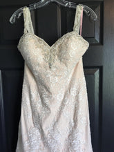 Load image into Gallery viewer, Da Vinci &#39;31E50353&#39; size 6 new wedding dress front view on hanger
