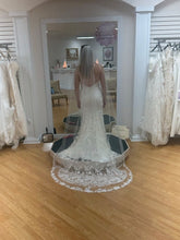 Load image into Gallery viewer, Anne Barge &#39;Blue Willow Serendipity&#39; wedding dress size-02 NEW
