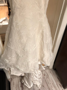 Zac Posen 'Lace' size 6 used wedding dress view of hemline