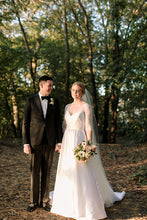 Load image into Gallery viewer, Rebecca Schoneveld &#39;Reese&#39; size 12 used wedding dress front view on bride
