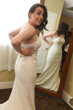 Load image into Gallery viewer, Vera Wang White &#39;351346&#39; size 8 used wedding dress side view on bride
