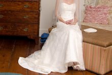 Load image into Gallery viewer, Casablanca &#39;1827&#39; size 0 used wedding dress front view on bride
