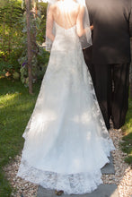 Load image into Gallery viewer, Casablanca &#39;1827&#39; size 0 used wedding dress back view on bride
