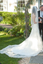 Load image into Gallery viewer, Casablanca &#39;1827&#39; size 0 used wedding dress side view on bride
