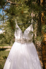 Load image into Gallery viewer, Hayley Paige &#39;Andi&#39; wedding dress size-02 PREOWNED

