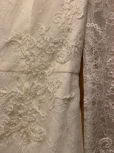 Vera Wang White 'Long Sleeve Lace Sheath' size 6 sample wedding dress close up of fabric