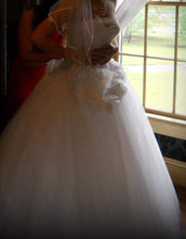 Load image into Gallery viewer, Vera Wang White &#39;351112&#39; size 4 used wedding dress front view on model
