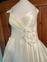 Load image into Gallery viewer, Stella york &#39;5679 FL&#39; wedding dress size-12 PREOWNED
