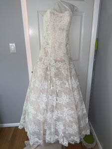 Kleinfeld 'Lace' size 6 new wedding dress front view on hanger